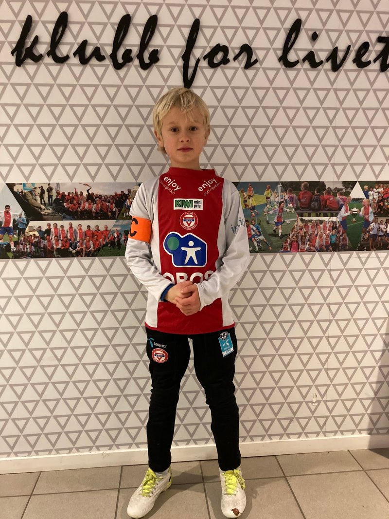 Viktor Hoff Eikeset;<br />Viktor har jobbet godt på fotballtreningene over lang tid. Nå er han kaptein på tirsdager fordi han er en god lagkamerat og skaper god lagånd. Han klager ikke når det er motgang, men prøver å få laget sitt til å snu ting til noe positivt. Ved å gå foran som et eksempel med innsats og læringsvilje, er Viktor med på å skape en kultur vi vil ha på akademiet.