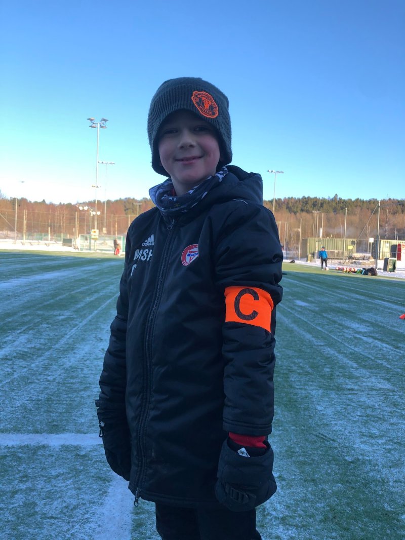 Mathias Sundby Hagen.<br /><br />Mathias er en svært engasjert gutt, han er alltid klar for trening og en av de første vi ser på feltet! Han er ivrig på banen og følger alltid med under samlingene. Mathias er en god kaptein fordi han hjelper lagspillere og roser når de gjør noe bra, men også sier ifra om noe er galt! 