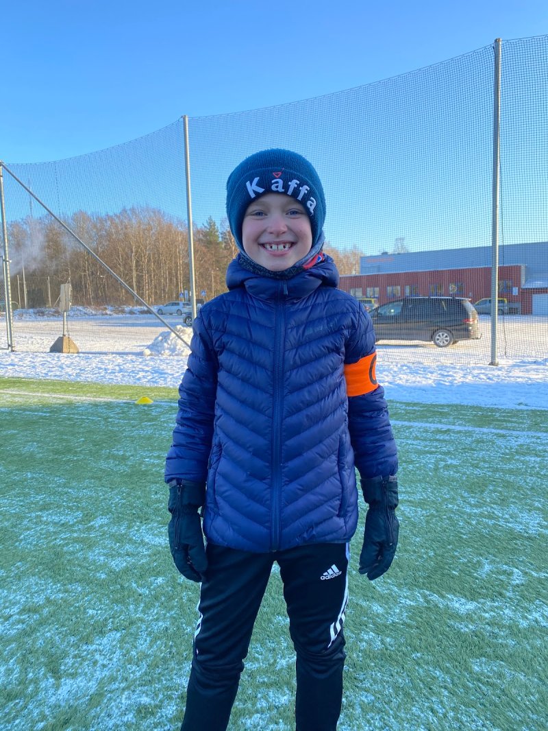 Emil Brumoen Enger.<br /><br />Emil er en lagspiller som aldri gir seg, han jobber på uansett hvor håpløs en kamp ser ut til å være. Han spiller de andre spillerne i gode posisjoner og tenker på at de som er i posisjon til å score og ikke seg selv. Han er god til å se alle i spillergruppa både på og utenfor banen. Han er en viktig spiller å ha i gruppa!<br /> 