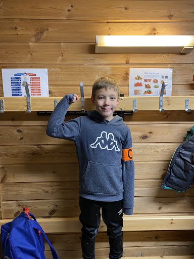 Peter William;&nbsp;<br />Peter er en veldig hyggelig og omsorgsfull person som vil de andres beste. Han er hyggelig å prate med, og sprer en god atmosfære rundt seg.<br />Jeg som trener, vil trekke fram en positiv situasjon med Peter. Det var en ny lagkompis som kom på akademiet for teste ut. Peter tok han imot med åpne armer og var veldig flink til å inkludere den nye gutten inn i fellesskapet. Herlig! Han går foran for å skape det inkluderende fellesskapet vi ønsker å ha på akademiet!<br /><br />Gratulerer med et vel fortjent kapteinsbind Peter!&nbsp;<br />&nbsp;