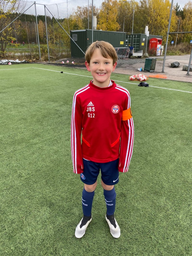 Jonas Bernthon-Stråtveit;<br />Jonas er en hyggelig gutt som alltid stiller opp på trening og drar med seg laget fremover, han går virkelig fram med et godt eksempel for hvordan man skal oppføre seg både på og utenfor banen. Han er godt fotballmessig til å løfte blikket og spiller ofte medspillerne sine i gode posisjoner. Utenfor banen er han god på å se alle og er med på å skape god stemning! 