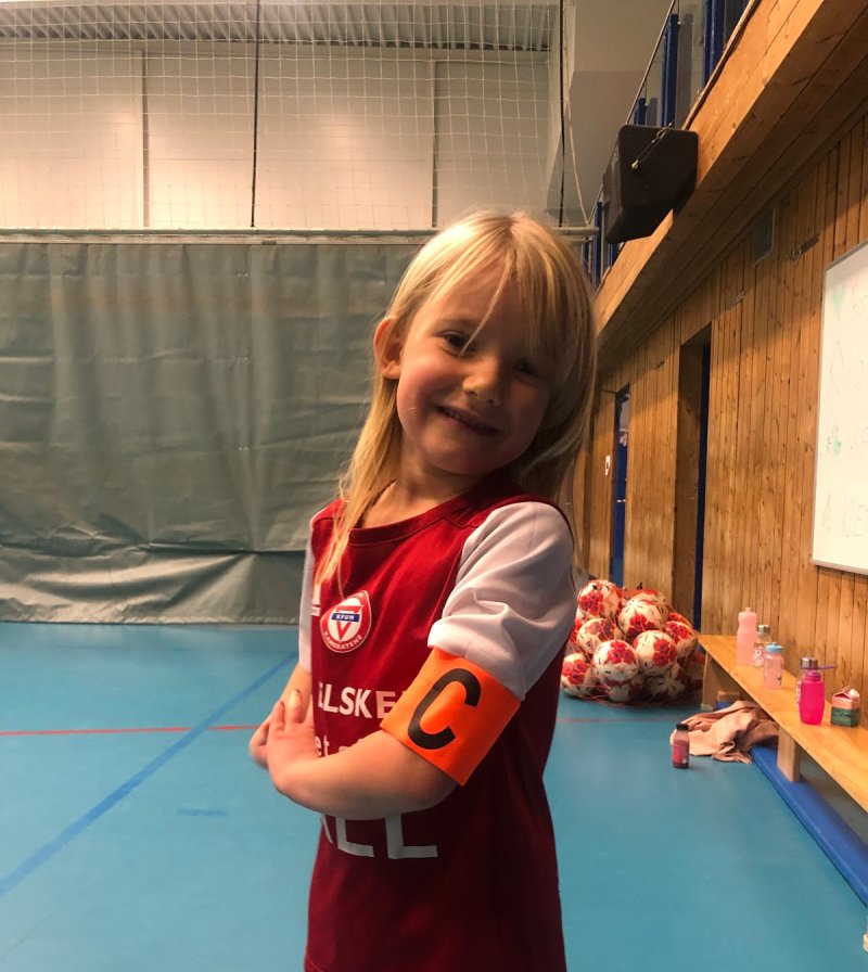 Sofia har gått foran som et godt eksempel på treningene! På J2014 er temaet "Vi gjør vårt beste!" Sofia gjør alltid sitt beste, og har en positiv innstilling på treningene. Trenerne trekker spesielt frem hvordan hun byttet lag når motstanderlaget trengte en ekstra på laget. Hun hadde egentlig ikke lyst, men hun tok ansvar. Hun ga også alt, smilte og bidro til god stemning på treningen! En herlig innstilling, og et godt eksempel på at treningene kan bli gøy når man gjør sitt beste uansett hvilket lag man kommer på! Bra Sofia!