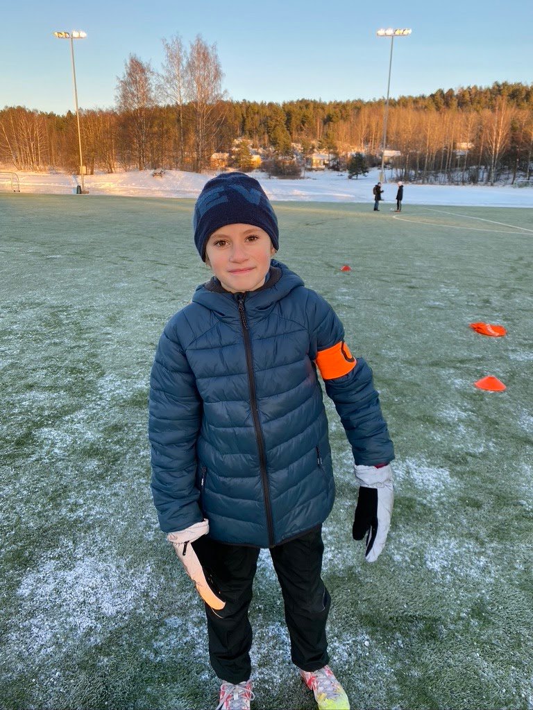 Helena Mangerud.<br /><br />Helena er også en spiller som kommer på trening med et smil om munnen og sprer godt humør i gruppa. Helena fikk kapteinsbindet fordi vi mener henne oppfyller temaet vi har nå: Vi skaper god lagånd. Hun er flink til å bygge medspillerne sine opp og støtter de i både medgang og motgang. Helena heier spillerne frem, slik at alle føler seg trygge til å gjøre sitt beste på fotballbanen.&nbsp;