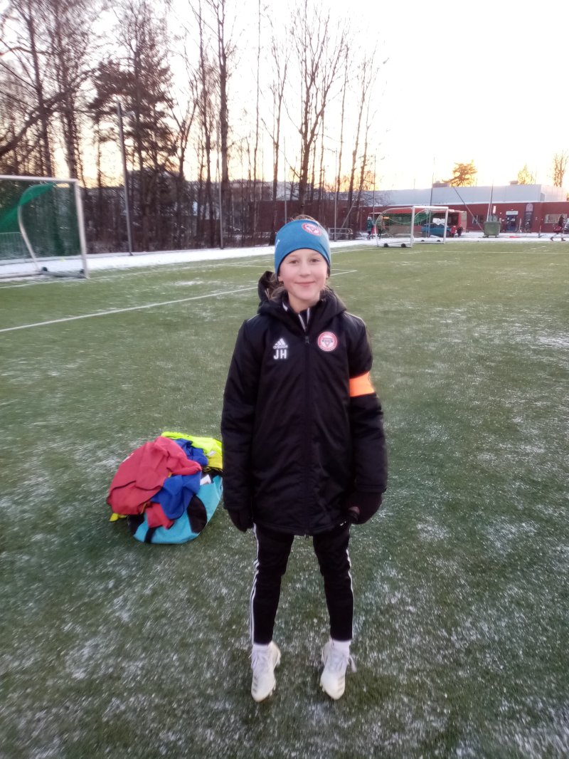 Josefine Hartberg.<br /><br /><br /><br />Josefine vet å sette pris på lagvenninner som gjør det bra, hun gleder seg virkelig på deres vegne og roper ofte høyt: bra! Hun kan også sette krav til sine medspillere og heie dem fram når de trenger et ekstra push. Her er hun forbilledlig. Hun er dessuten positiv, hardtarbeidende og smart på banen. Forrige trening var hun assist-dronning!