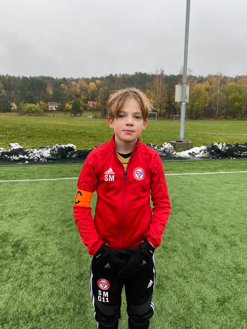 Sebastian Mathiassen;<br />Sebastian har vist en herlig innsats på akademiet over lang tid. Han yter alltid sitt beste, og spiller sine lagkamerater gode. På den måten er Sebastian er fin medspiller, og bidrar til å skape god lagånd på G11 sine treninger. Derfor er Sebastian fullt fortjent kaptein på torsdagstreningene.