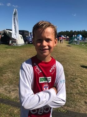 Adrian Hartberg;<br />Adrian jobber alltid godt for laget sitt på treningene. Han bidrar til en god lagånd gjennom å motivere, støtte og spiller medspillere gode. Adrian er veldig god til å rose medspillerne sine!<br />Han går foran for laget sitt som et eksempel, og klager aldri. Han er positiv og læringsvillig, og lagånden er alltid god på Adrians lag. I tillegg er han flink til å rydde opp etter treningene, og står gjerne igjen som sistemann sammen med trenerne.