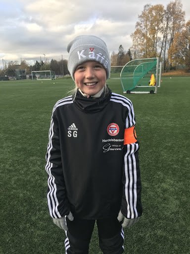Synne Gudmundsen;<br />Synne er hyggelig mot de andre og bidrar til et godt miljø på treningene. Hun er flink til å heie på medspillere og har en positiv innstilling og tilstedeværelse som smitter over på medspillere. Hun hører på trenerne og gjør så godt hun kan på treningene!