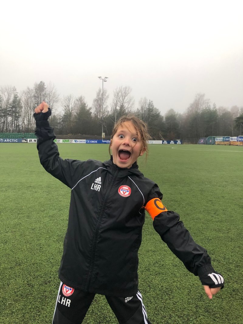 Lycke Heitmann Rognerud; Lycke blir kaptein fordi hun er flink til å se alle på trening. Hun gir gode tilbakemeldinger til medspillerne sine og heier og støtter dem alltid. Hun er ivrig og lærevillig. Hun er flink til og høre på trenerne og om det er noe som skal gjøres eller ryddes, så gjør Lycke det.