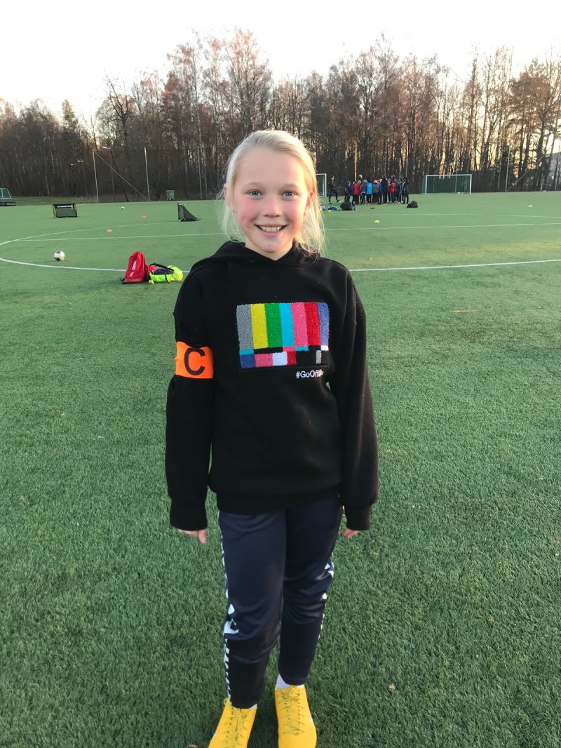 Beate Lønn Bonnerud;<br />Beate er en spiller som er utrolig hyggelig mot medspillere og trener, og gir alt på trening. Hun har fått kapteinsbindet for hun utfyller godt det vi ser etter i J2010 sitt tema: Vi lærer oss gode holdninger og gode vaner. Hun ser sine medspillere, møter alltid tidsnok på trening, og spiser og drikker godt før trening slik at hun har nok energi til å gjøre sitt beste på banen.