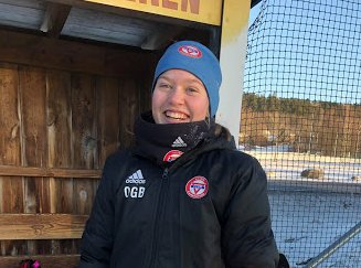 Oline Byfuglien<br /><br /><br />Oline har båret kapteinsbindet for de eldste jentene på Akademiet etter nyttår. På Akademiet ønsker vi å bygge gode fellesskap hvor alle har en viktig rolle og kjenner tilhørighet og trygghet i gruppa. Oline er en jente som med sitt positive vesen, fulle konsentrasjon og evne til å inkludere andre bidrar veldig godt til å bygge gode og trygge fellesskap. Hun er en naturlig ledertype med fokus på utvikling, kvalitet, fotballglede og backing av medspillere. Hun er samlende for gruppa og er forbilledlig i arbeidet og innsatsen som legges ned i hver trening. Gratulerer! 