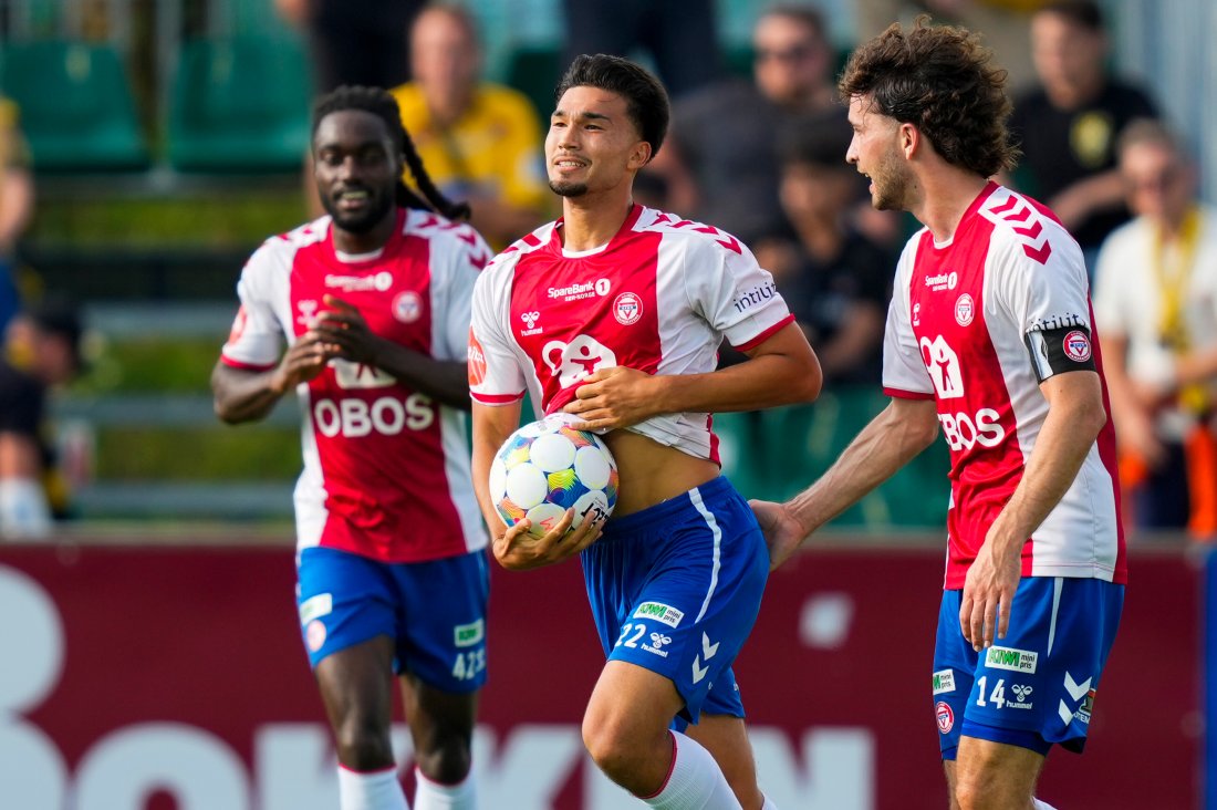 <em>Bjørn Martin satte inn 1-1 og feiret med markering av at han skal bli pappa i januar. Foto: Heiko Junge / NTB</em>