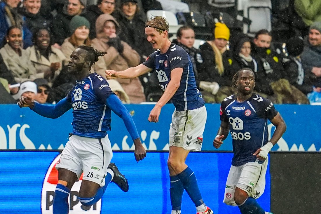 <em>Mame Mor Ndiaye feirer utklikningen. Foto: Ole Martin Wold / NTB</em>