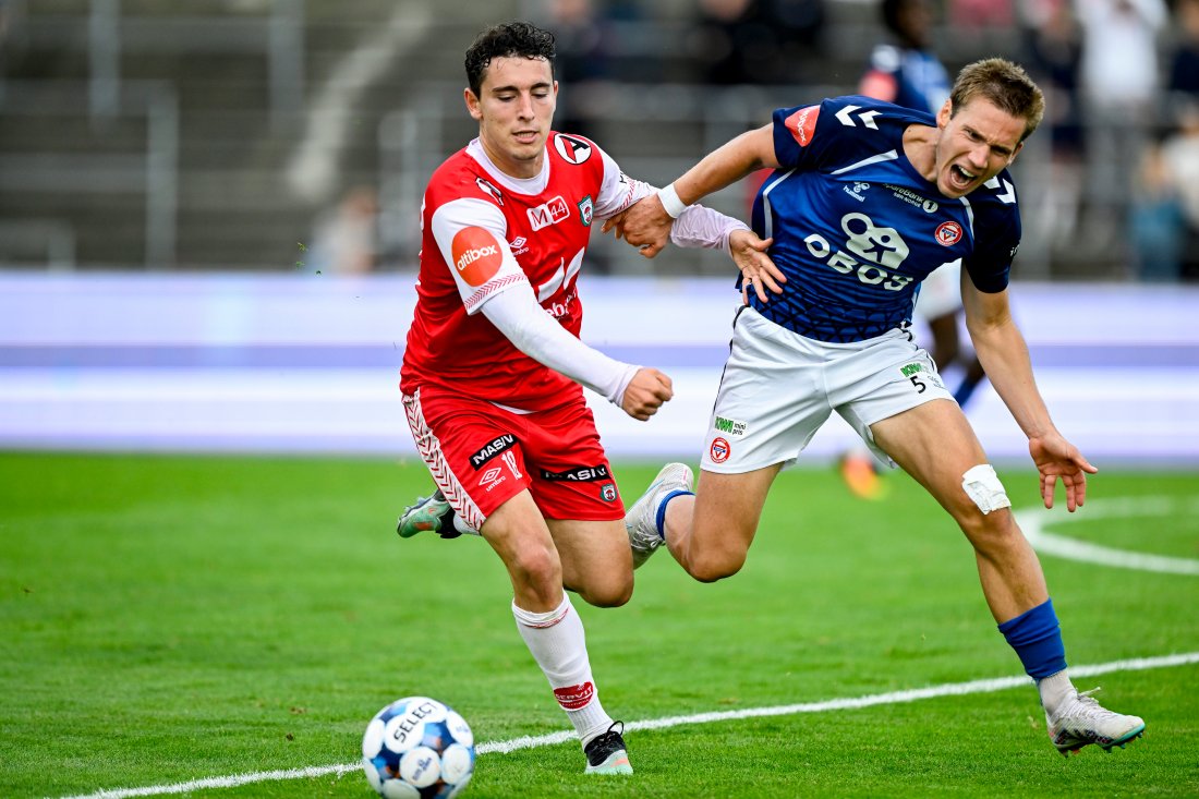 <em>Duarte Moreira og Fredrik Berglie i kamp om ballen. Foto: Carina Johansen / NTB</em>
