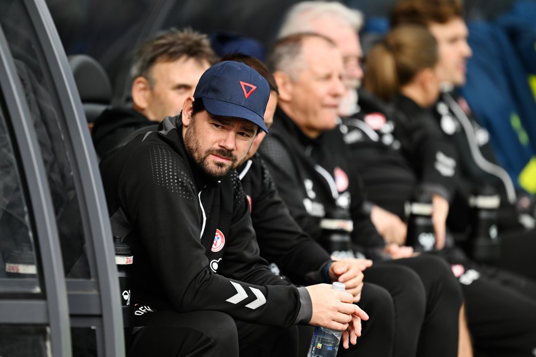 <em>Med blikk for spillet og spillere. Foto: Carina Johansen / NTB</em>