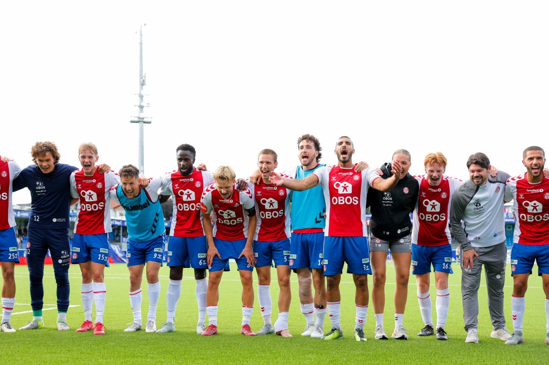 <em>Både spillere, medtrenere og klubb gratulerer Daniel med 40 år. Her fra jubelscene i Kristiansund sist helg. Foto: Svein Ove Ekornesvåg / NTB</em>