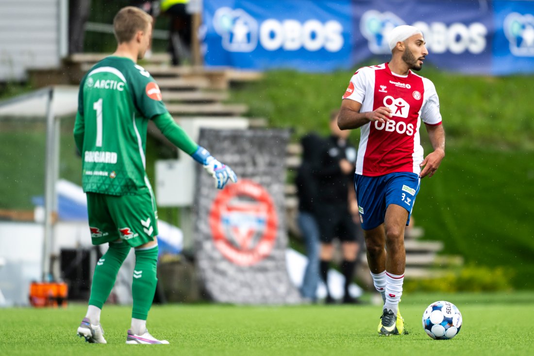 <em>Ayoub Aleesami fikk seg en smell i første omgang, men fortsatte etter å fått bandasjert skallen. Foto: Annika Byrde / NTB</em>