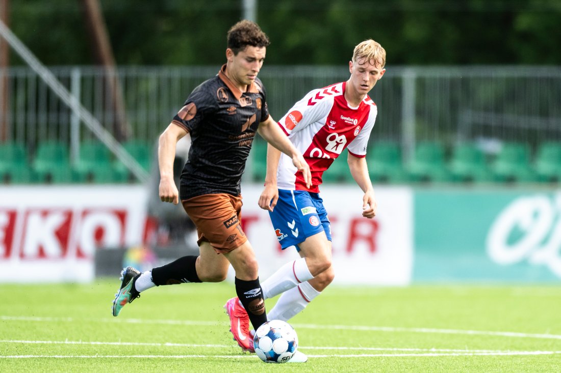 <em>Mathias Tønnessen i duell med Duarte Moreira. Foto: Annika Byrde / NTB</em>