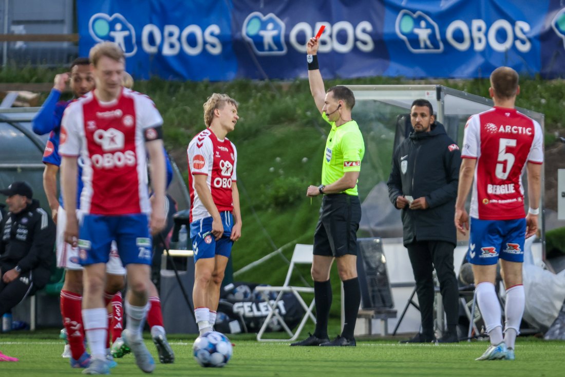<em>Dommeren ble hentet bort til en skjermtitt av VAR-teamet og gjorde om gult til rødt. Foto: Jonas Been Henriksen / NTB</em>