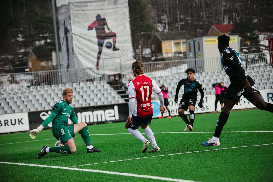 <em>Teo ruller inn 1-0. Foto: Markus Bratlie</em>