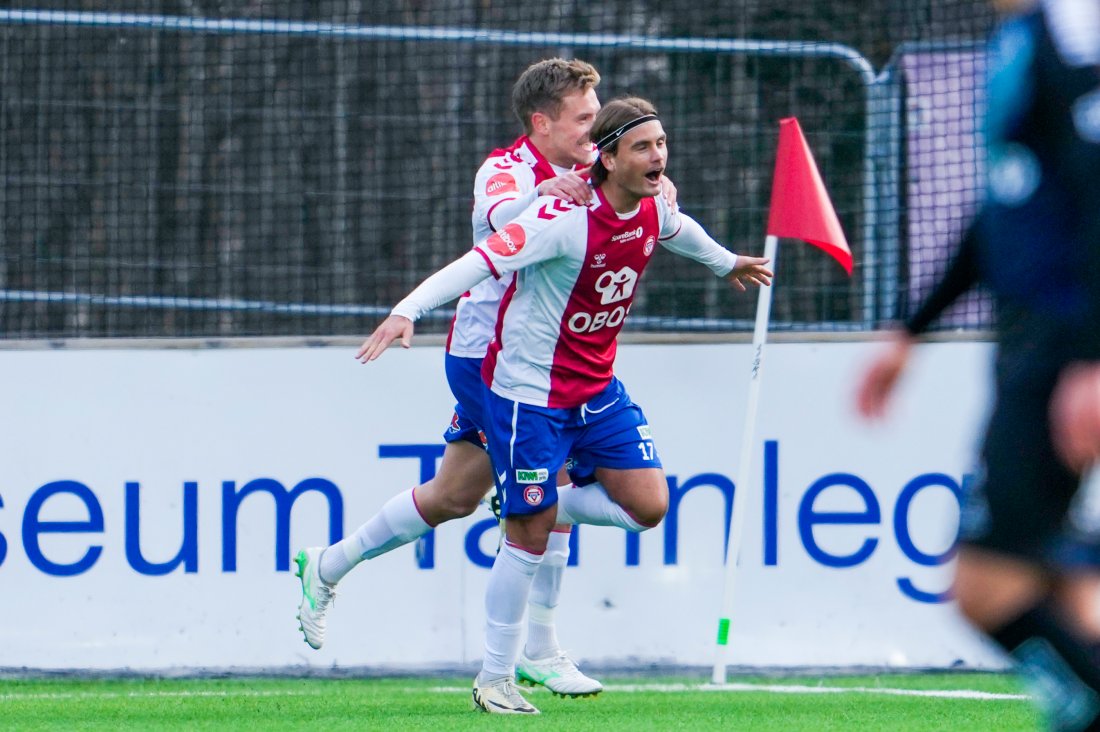 <em>Teo jubler for 2-1 med Martin Vinjor på ryggen. Foto: Fredrik Varfjell / NTB</em>