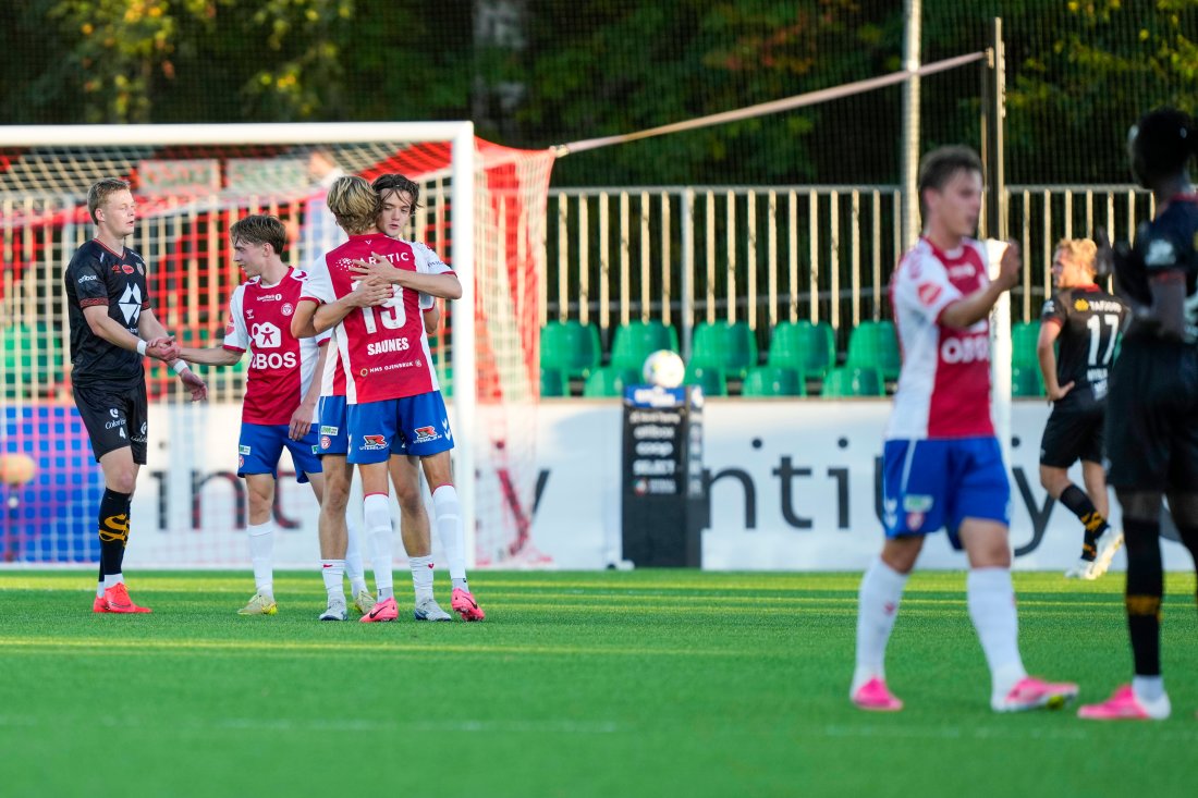 <em>En lettet KFUM-gjeng etter seieren mot KFUM Arena. Foto: Javad Parsa / NTB</em>