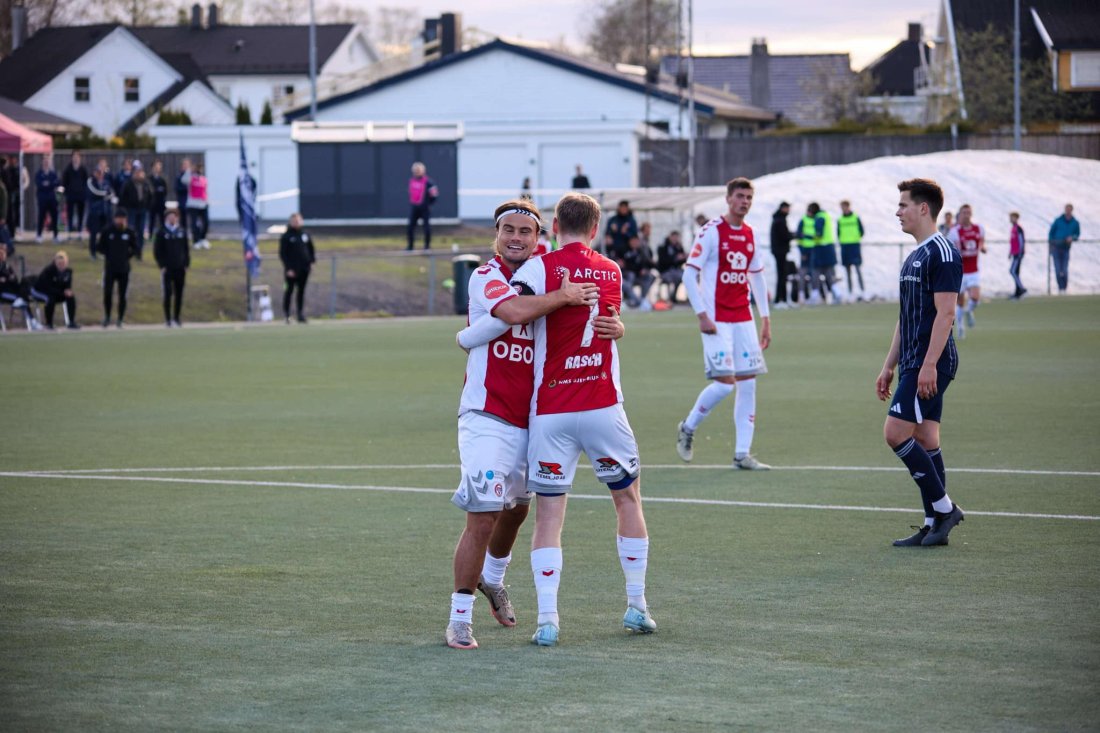 <em>Teo takker Robin for ledermålet. Alle foto: Markus Bratlie</em>