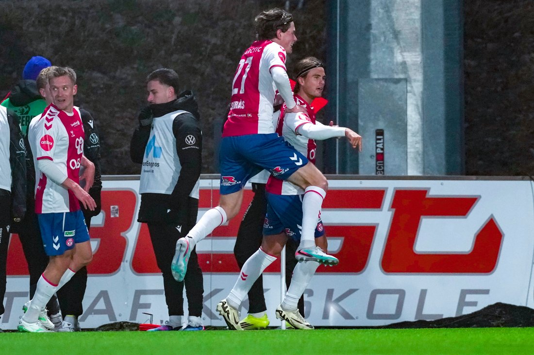 <em>Teo jubler sammen med Tore etter 1-0. Foto: Terje Bendiksby / NTB</em>