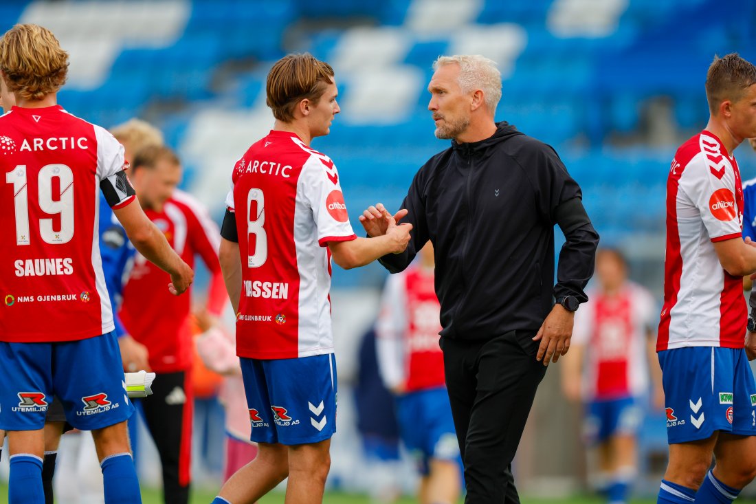 <em>Jørgen Isnes sammen med Brage Tobiassen som fikk sin KFUM-debut. Foto: Svein Ove Ekornesvåg / NTB</em>