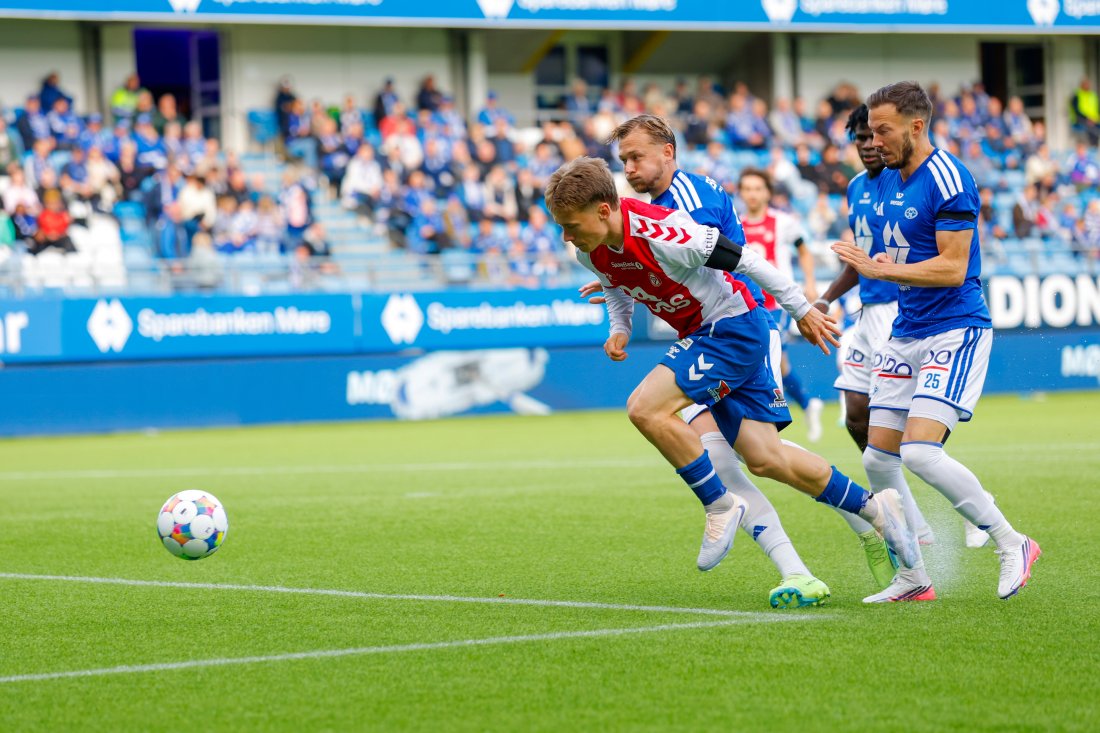 <em>Rasmus Eggen Vinge var aktiv i starten av kampen, men fikk ikke uttelling. Foto: Svein Ove Ekornesvåg / NTB</em>