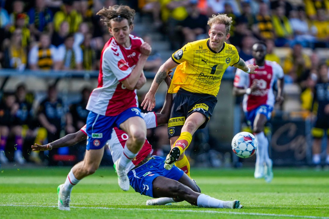 <em>Lillestrøms Gjermund Åsen og vår Daniel Schneider. Foto: Javad Parsa / NTB</em>