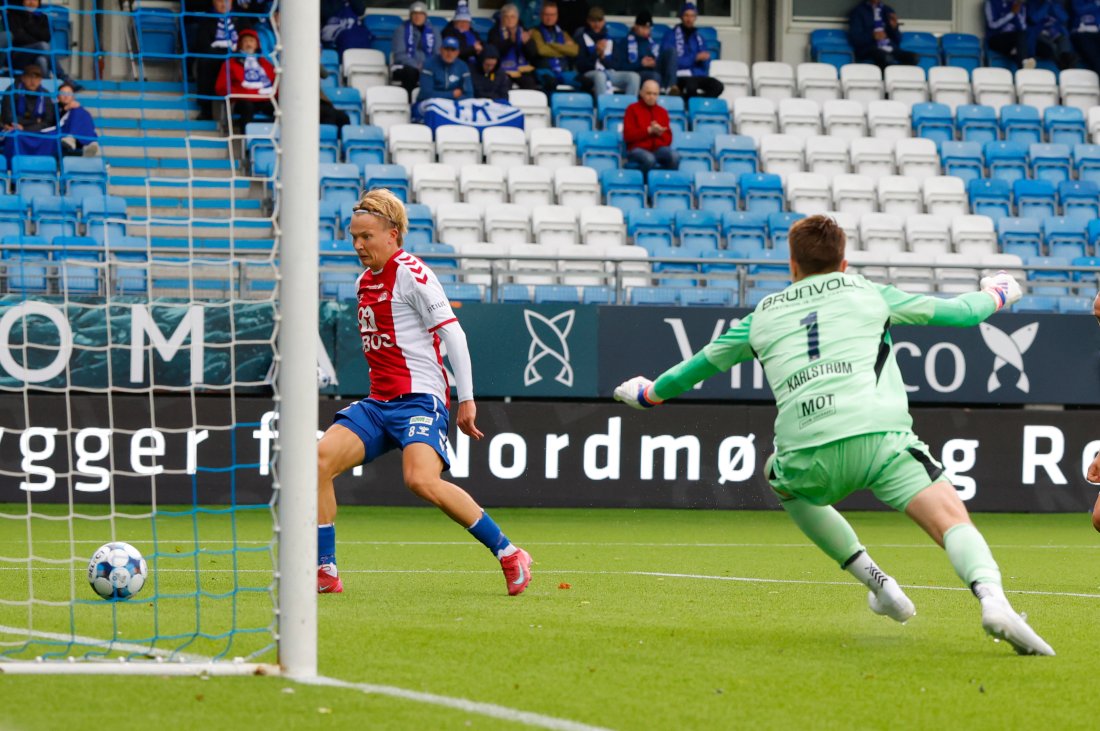 <em>NR 2: Simen Hestnes trillet inn 0-2 etter godt forspill av Hoseth og Hjorth. Foto: Svein Ove Ekornesvåg / NTB</em>