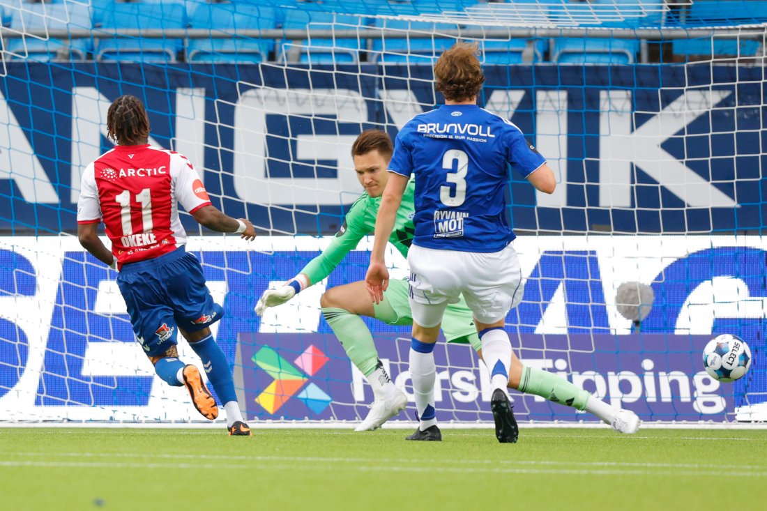 <em>NR 3: Obilor Okeke var sentral i dag, her setter han inn 1-3-målet. Foto: Svein Ove Ekornesvåg / NTB</em>