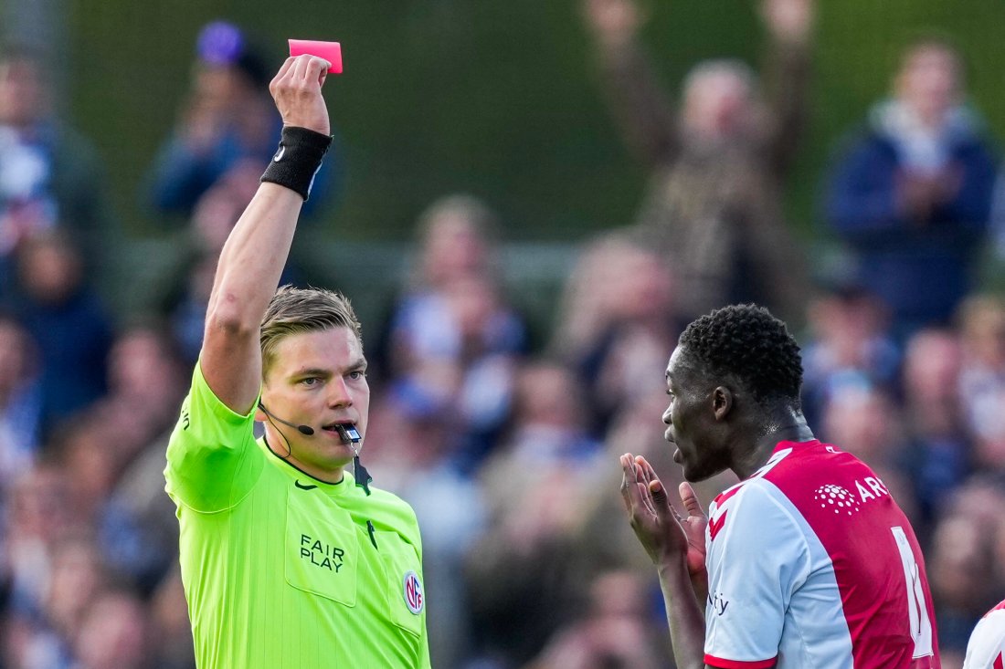 <em>Dommer Marius Lien vippet fram det rødt kort til Momodou Lion Njie noen minutter før pause. Foto: Javad Parsa / NTB</em>