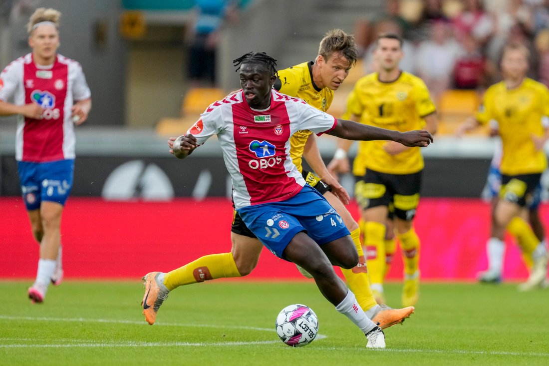 <em>Momodou Lion Njie og Lillestrøms Thomas Lehne Olsen i aksjon på Åråsen stadion i 2024. Foto: Cornelius Poppe / NTB</em>