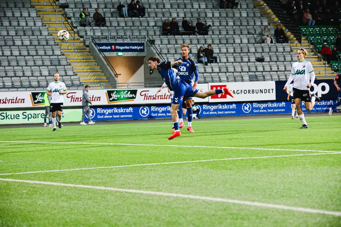 <em>Her nikker Ola Visted inn 2-0. Foto: Markus Bratlie</em>