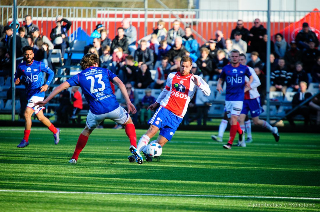 <em>Sander Berge i duell med Stian Sortevik i cupkamp for ni år siden, den eneste gangen VIF og KFUM har møttes i offisiell kamp på a-lagsnivå. Mandag skjer det igjen.</em>