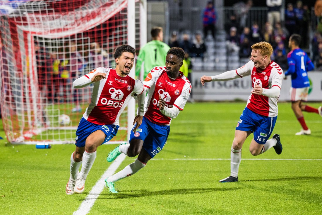 <em>For en kveld dere lagde, gutter! Jonas serverte og Bilal og Bjørn Martin gjorde scoringsjobben. Foto: Snorre Veggan</em>