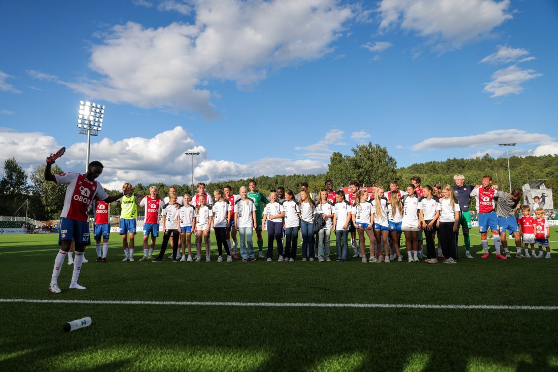 <em>Gutta fikk med seg gulljentene fra J13 på dagens seiersrop. Foto: Amanda Pedersen Giske / NTB</em>