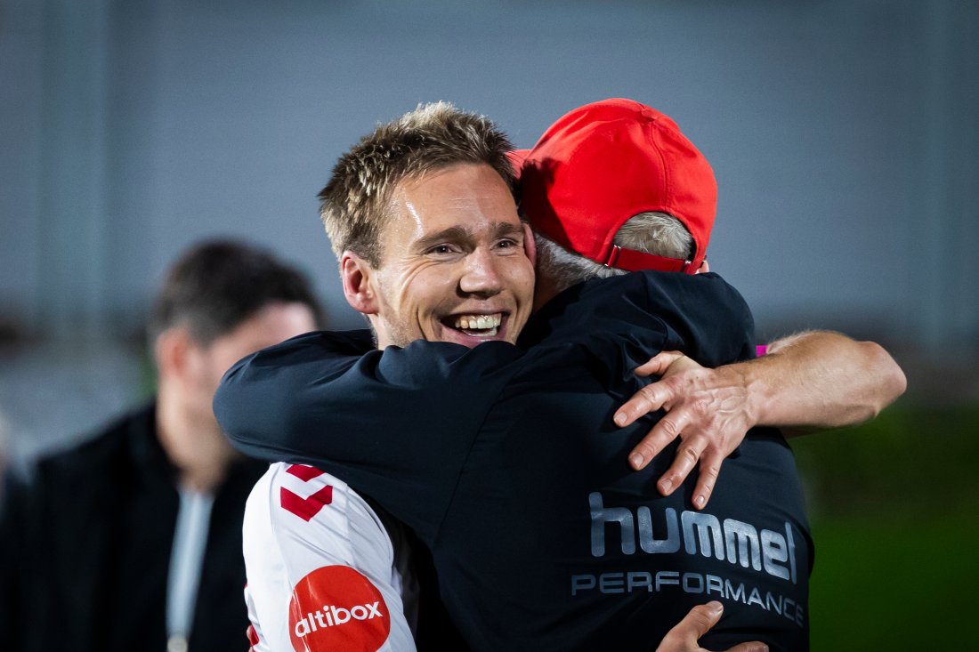 <em>En bamseklem mellom kaptein Berglie og trener Isnes. Alle foto: Snorre Veggan</em>
