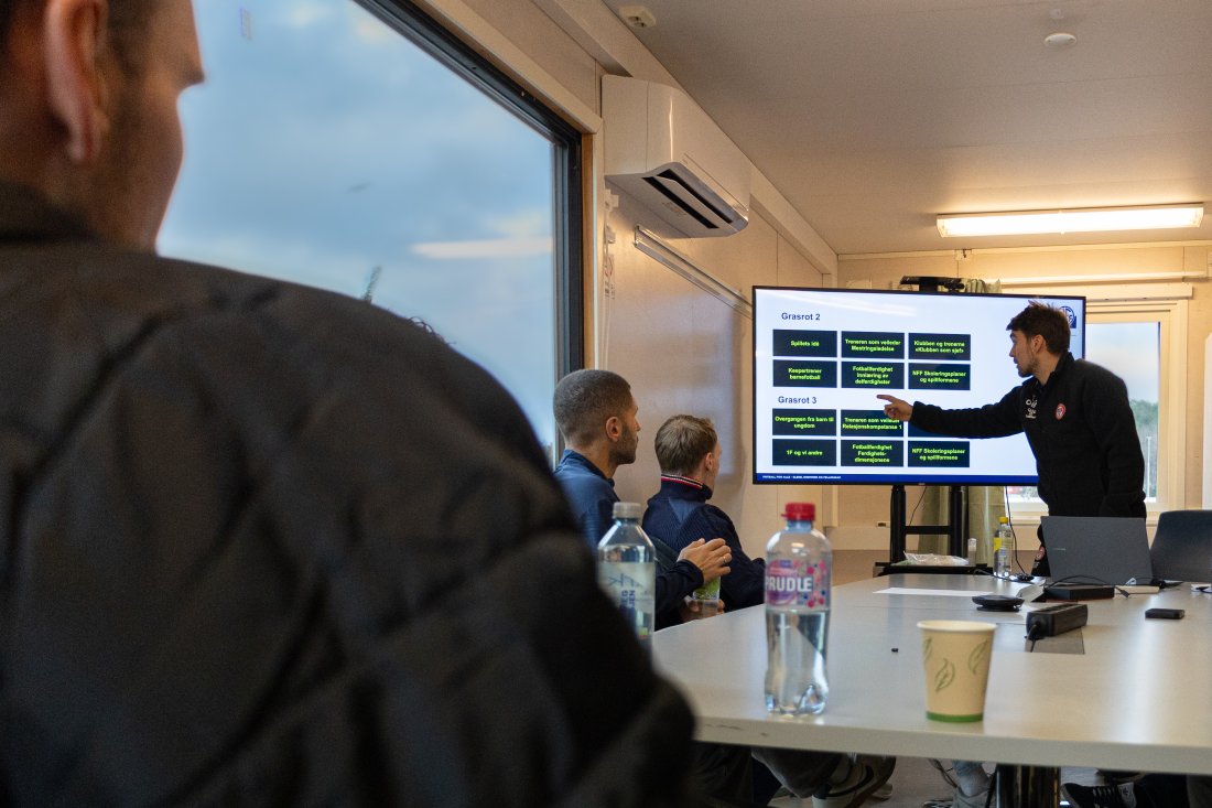 <em>Simen Sundsvalen Føyen veiledet gutta gjennom Grasrottreneren.</em>