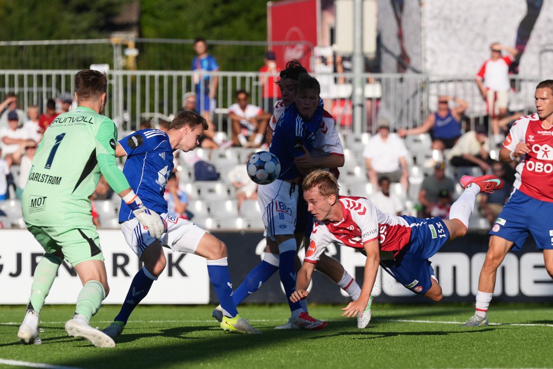 <em>Mathias Tønnessen kom seg bare nesten fram på dette hjørnesparket. Foto: Terje Pedersen / NTB</em>