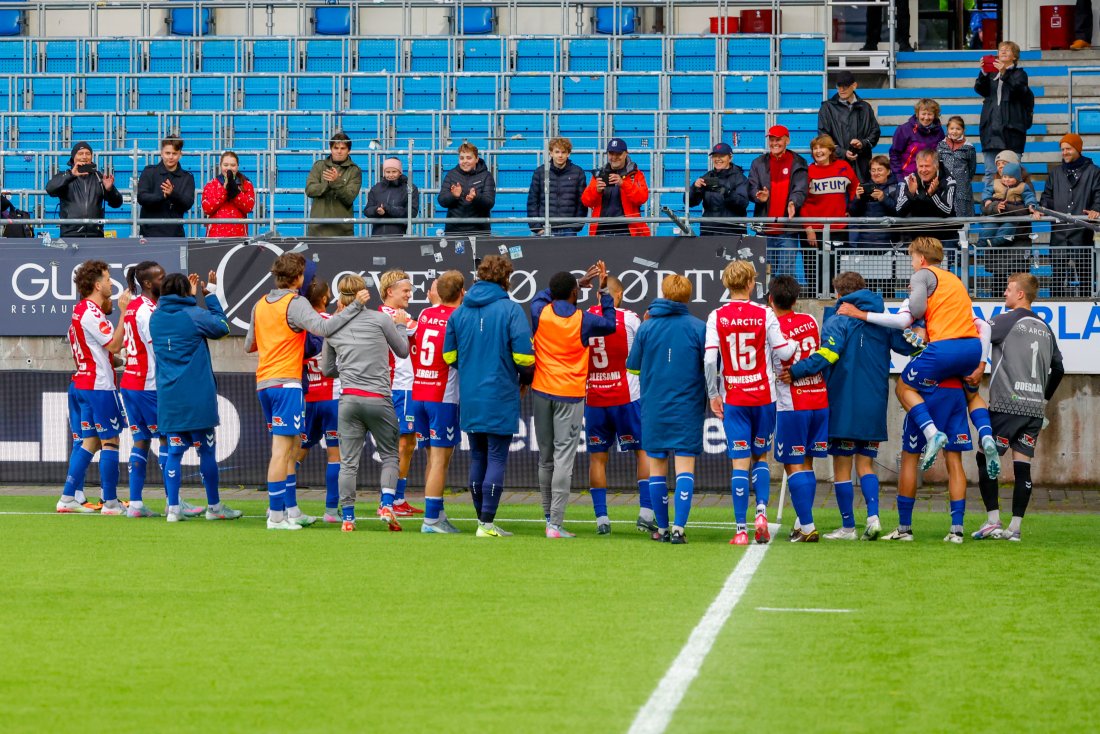 <em>KFUM-spillerne takker fansen som hadde tatt turen. Foto: Svein Ove Ekornesvåg / NTB</em>