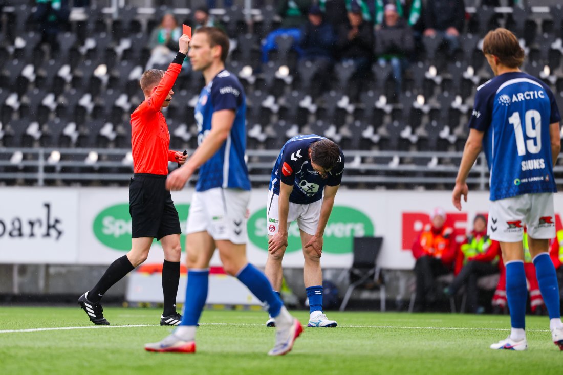 <em>Sander Sjøkvist fortviler over rødt kort. Foto: Geir Olsen / NTB</em>