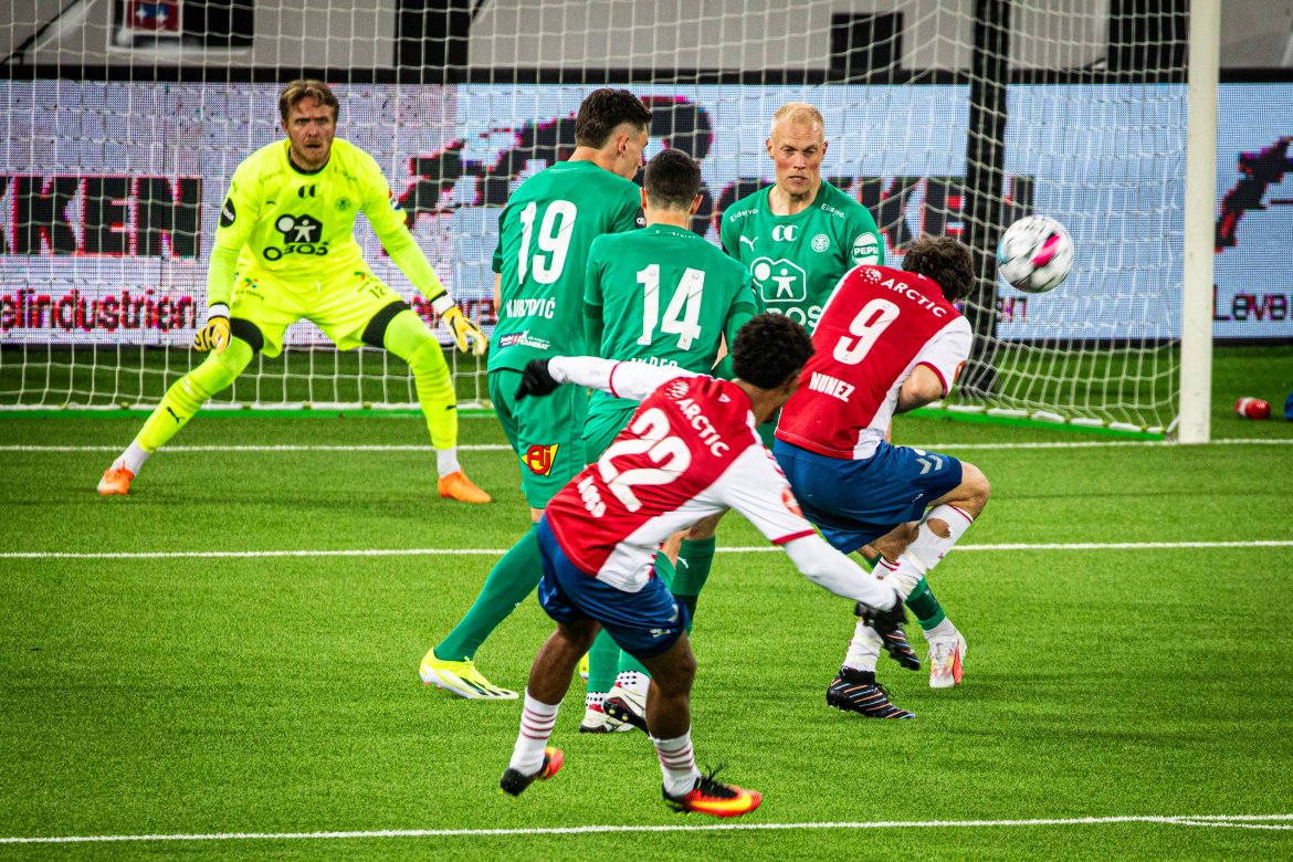 Den første scoringen - Nosa mot HamKam på Intility. Foto: Thomas Bjørnflaten/Nyebilder