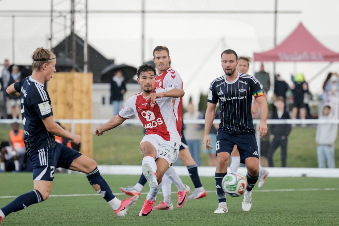 <em>Målgivende og mål! Bjørn Martin Kristensen slo fram seg selv til 0-4. Da ingen andre plukket opp pasningen hans, tok han like godt ansvar selv. Foto: Jonas Been Henriksen / NTB</em>