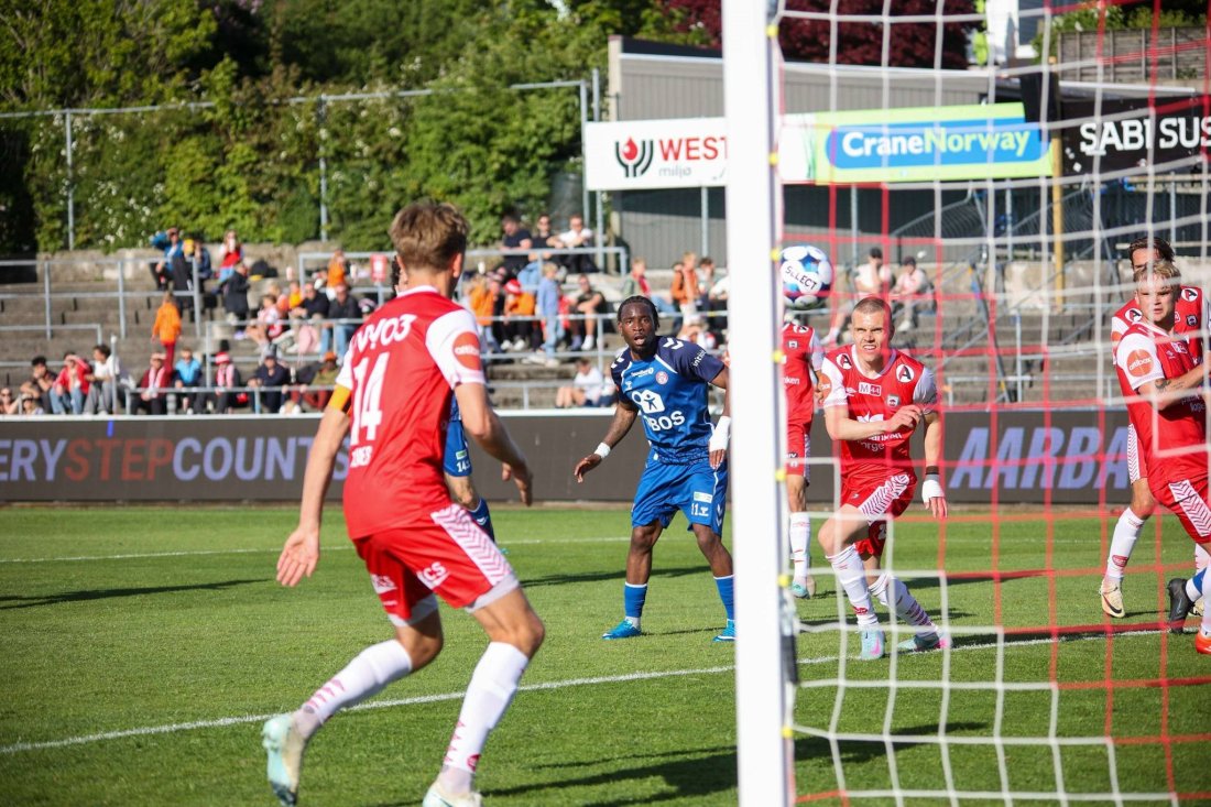 <em>Her ser Obi ballen snike seg inn i mål. Foto: Markus Bratlie</em>