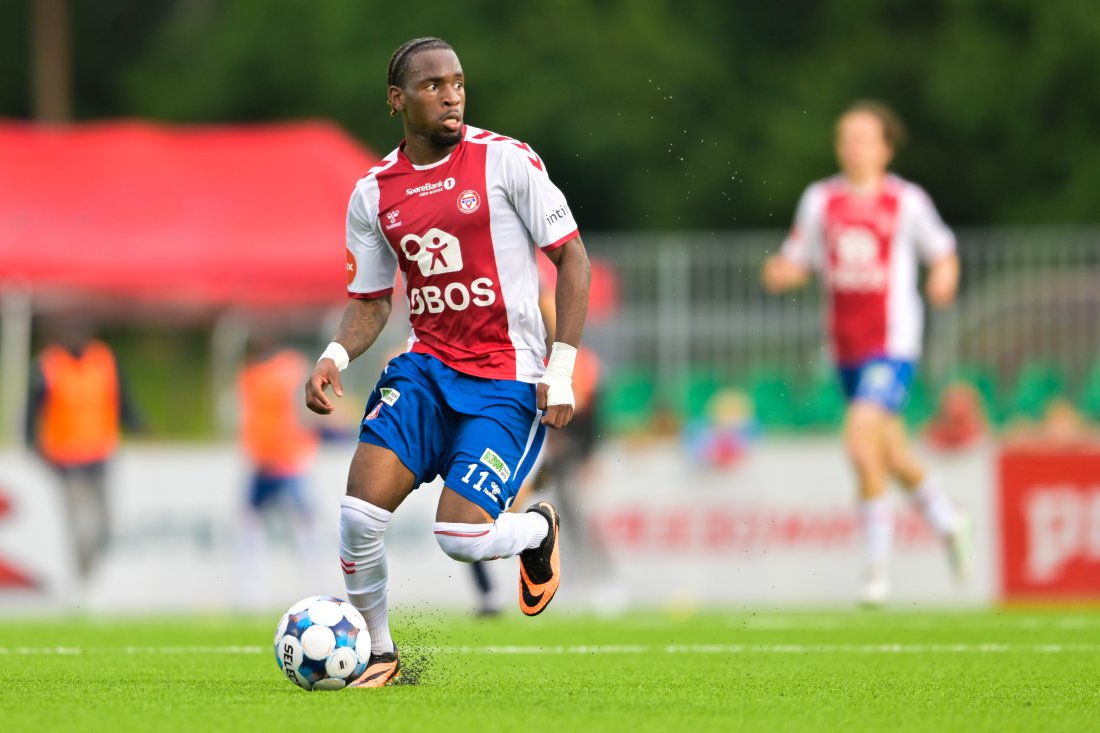 <em>Obilor Okeke var en av flere KFUM-gutter som var på scoringsjobb i dag. Foto: Annika Byrde / NTB</em>