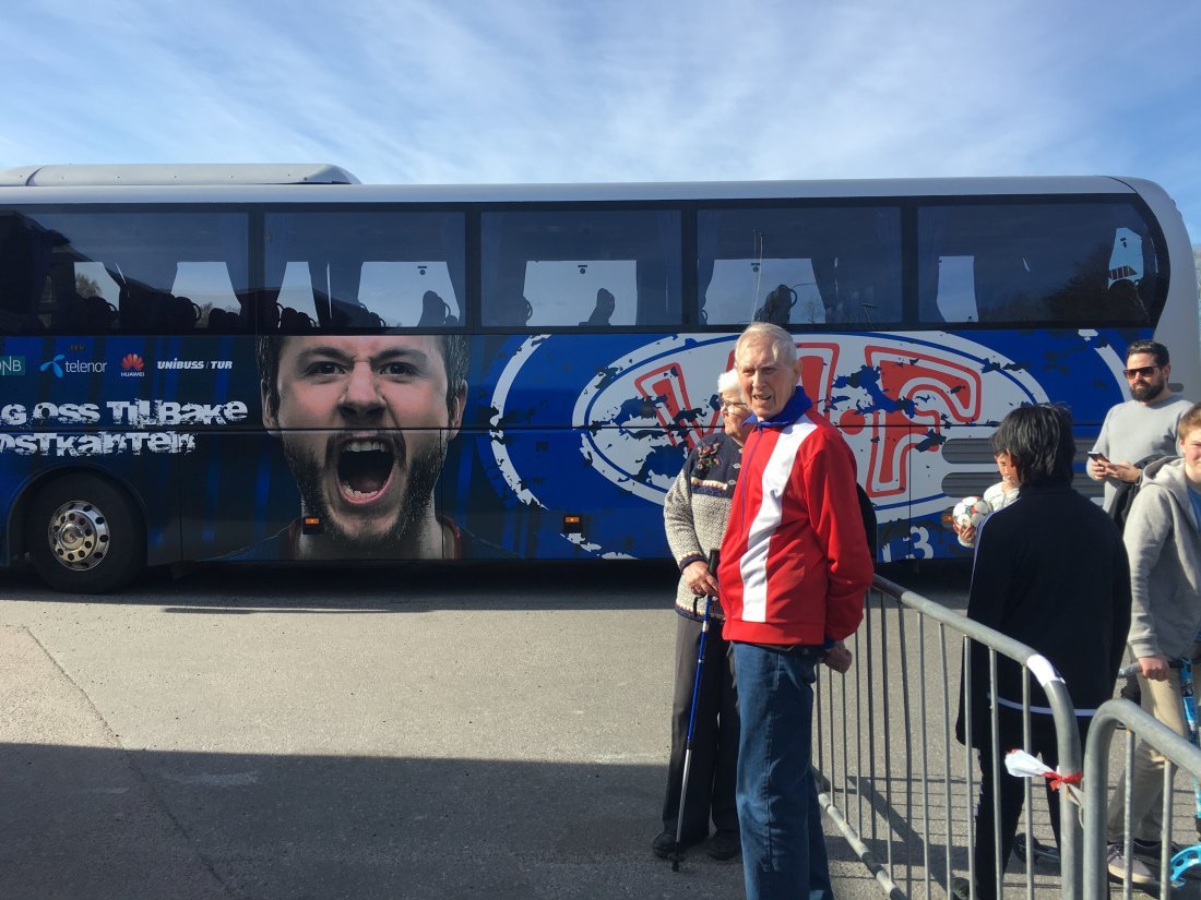 Øyvind Furuly venter på VIF-spillerne til cupkamp i 2016.