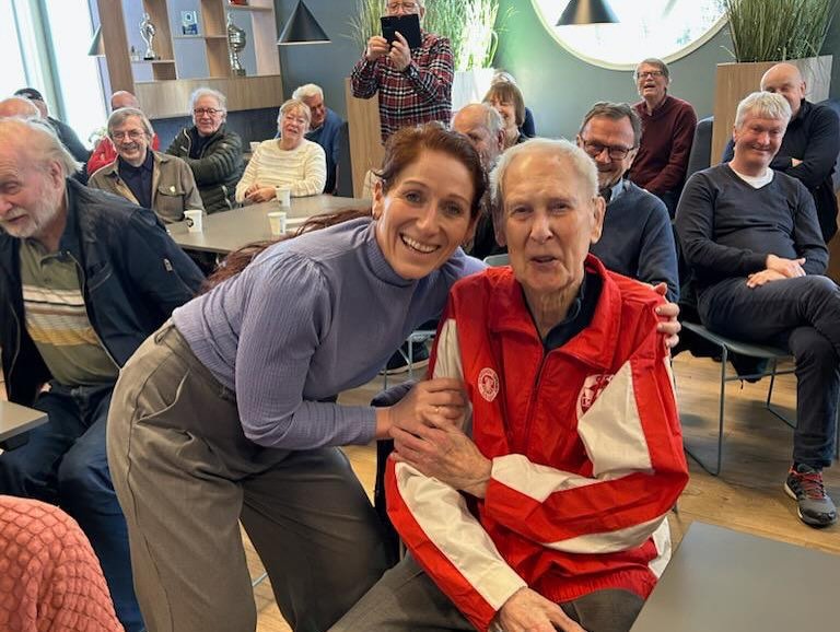 <em>Øyvind sammen med fotballpresident Lise Klaveness i klubbstua tidligere i år.</em>