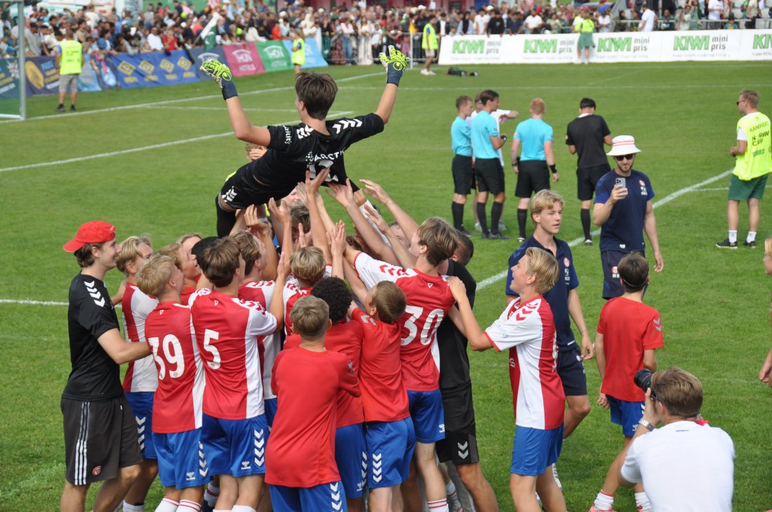 <em>Keeperhelt Trym kastes i været av sine gode lagkamerater.</em>